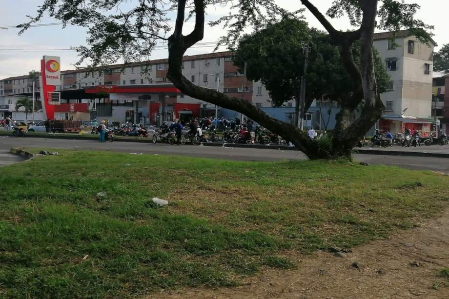 Filas de motociclistas que pretender abastecerse del combustible que está siendo hurtado.