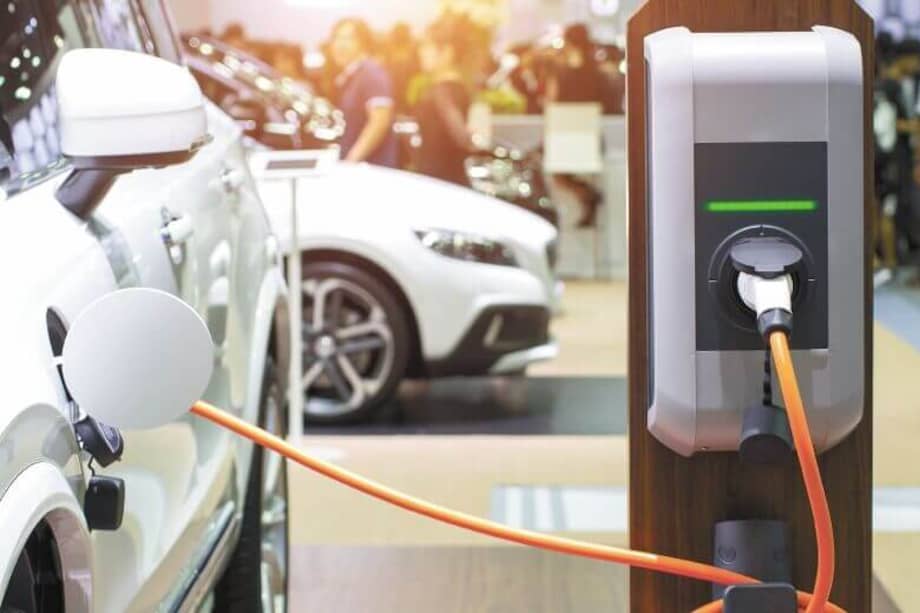 Las estaciones de recarga para vehículos eléctricos e híbridos siguen siendo un reto para las ciudades colombianas. / Getty Images