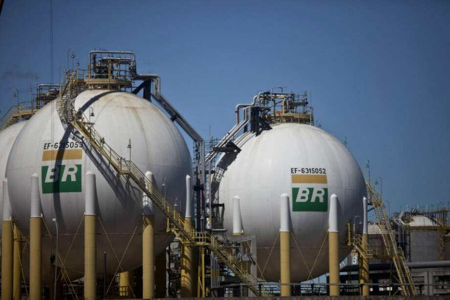 La nota de Petrobras pasó de BBB- a BB, calificación que sitúa los bonos de la empresa como un activo especulativo. / Bloomberg News