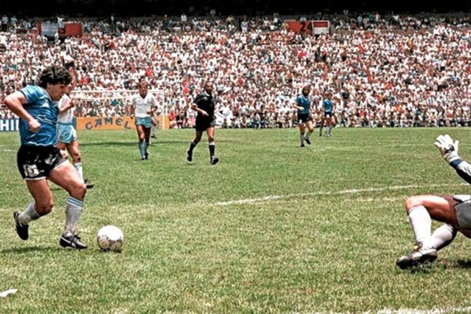 Maradona ante Shilton, en los cuartos de final de México 86, un segundo antes de que el argentino anote uno de los goles más recordados de los campeonatos del mundo. / Archivo