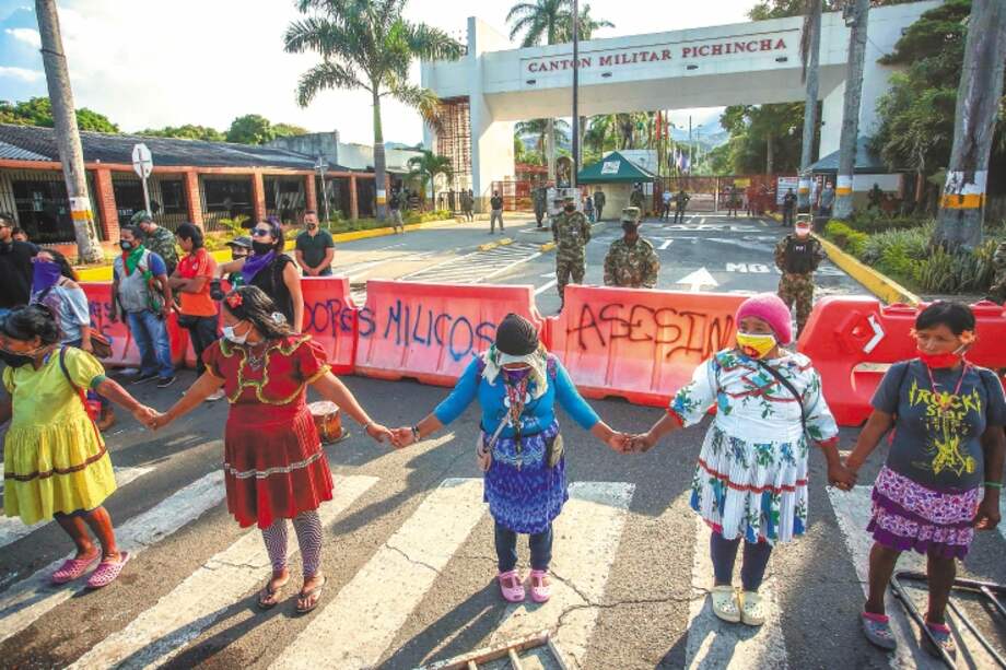 Las mujeres indígenas participan en una protesta fuera del Batallón Pichincha (Cali). Según la Fiscalía, hay 40 casos de violencia sexual contra menores de edad indígenas en etapa de juicio. / AFP-Paola Andrea Mafla Chávez.