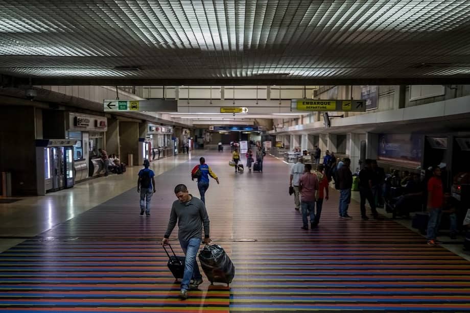 Fotografía de archivo del 6 de abril de 2018 que muestra a algunos viajeros en el aeropuerto internacional Simón Bolívar, en Maiquetía (Venezuela). / EFE