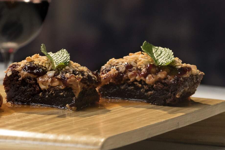 Brownies con mantequilla de maní y reducción de caramelo y whiskey