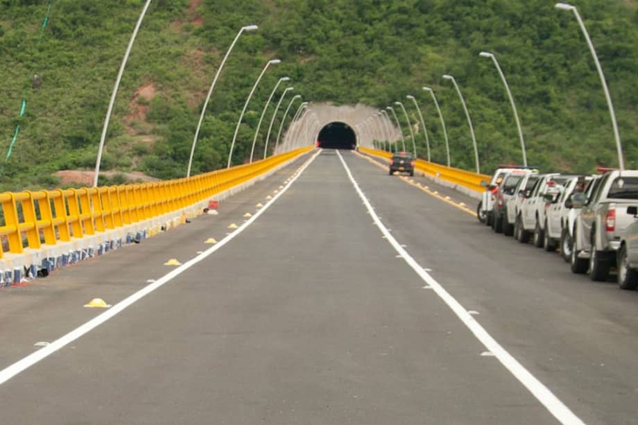 Gobierno entregó 550 viviendas y variante de Gualanday-Chicoral en Tolima