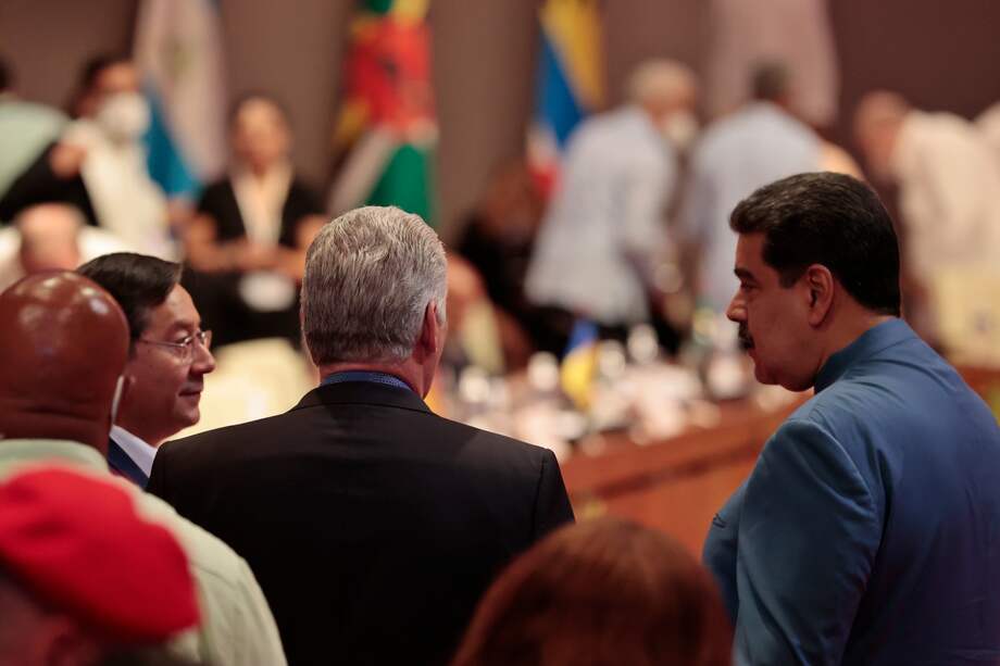 El presidente de Cuba, Miguel Diaz-Canel (c) y de Venezuela, Nicolas Maduro (d), acusan a Estados Unidos de prácticas "antidemocráticas" tras no ser invitados a la Cumbre de las Américas.