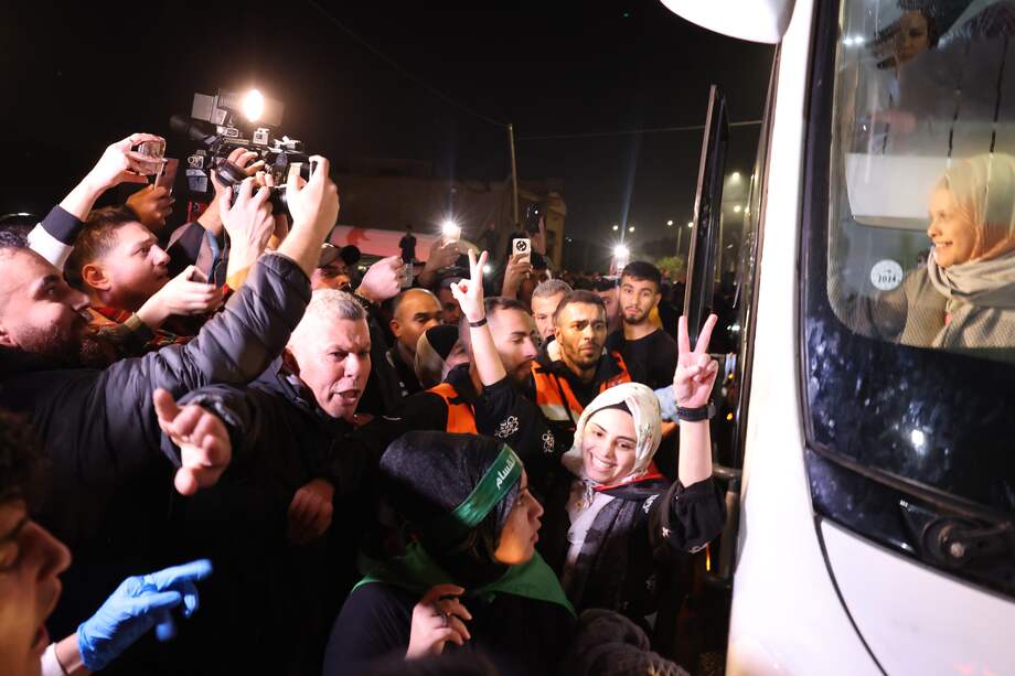Los prisioneros palestinos liberados recientemente celebran con la multitud que los esperaba, después de salir de la prisión militar Isareli Ofer, en la ciudad de Beitonia, cerca de Ramallah, Cisjordania, el 24 de noviembre de 2023.
