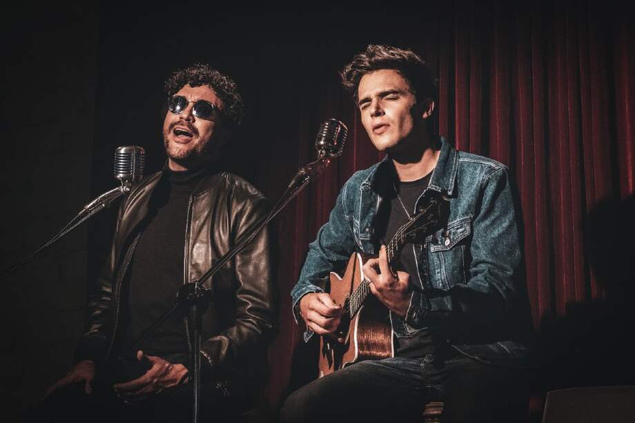 Andrés Cepeda junto a Alejandro Santamaria en una de las escenas de "Si te vas".