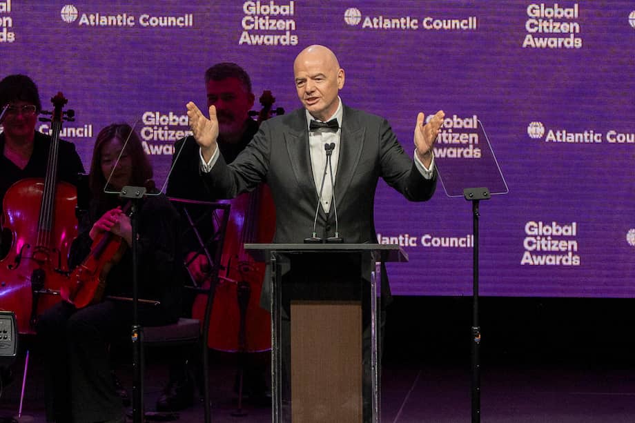 El presidente de la FIFA, Gianni Infantino, habla durante la ceremonia del premio Ciudadano Global, en Nueva York, Estados Unidos.