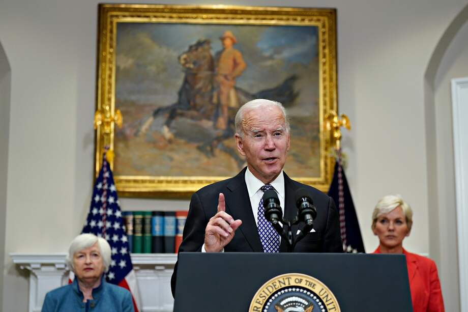 El presidente estadounidense, Joe Biden (C), habla sobre el comportamiento de las petroleras en compañía de la secretaria del Tesoro, Janet Yellen (I), y la secretaria de Energía, Jennifer Granholm (D).