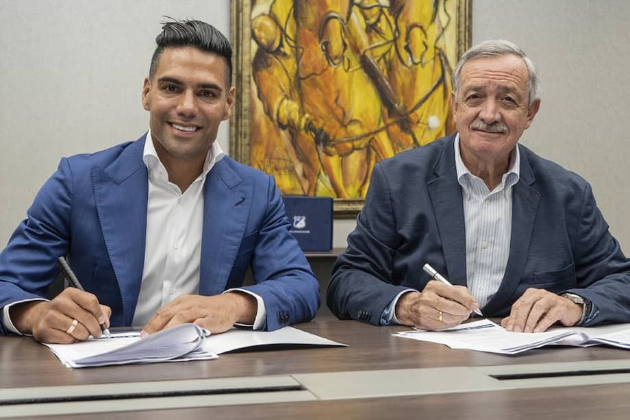 Radamel Falcao García (izq.) junto a Enrique Camacho, presidente de Millonarios.