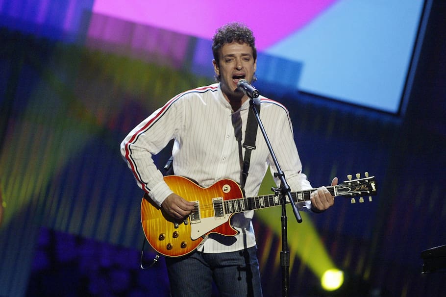 El argentino, quien fue la voz principal y uno de los compositores de Soda Stereo, desarrolló una carrera marcada por la innovación, la evolución constante y una particular manera de entender la música. Remembranza de un artista cuya música trascendió generaciones.