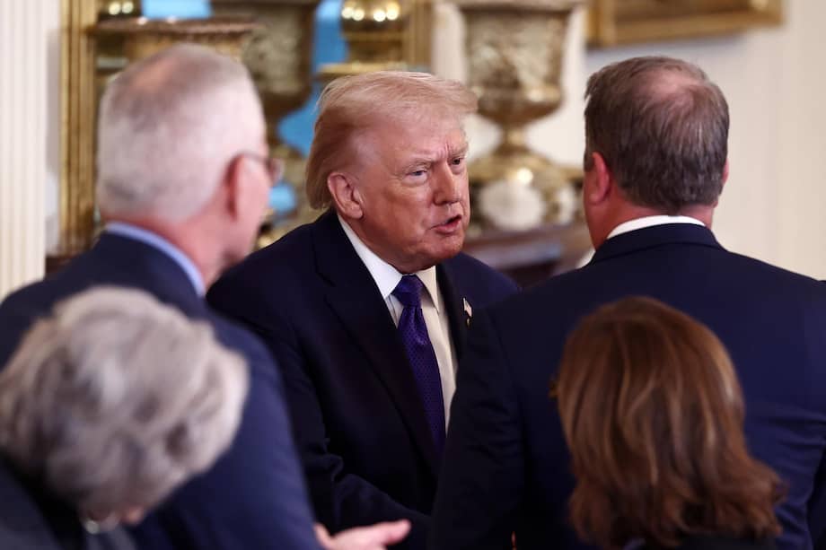 El presidente de Estados Unidos, Donald Trump, llega a una reunión con ejecutivos de petróleo y gas en la Sala Este de la Casa Blanca en Washington.
