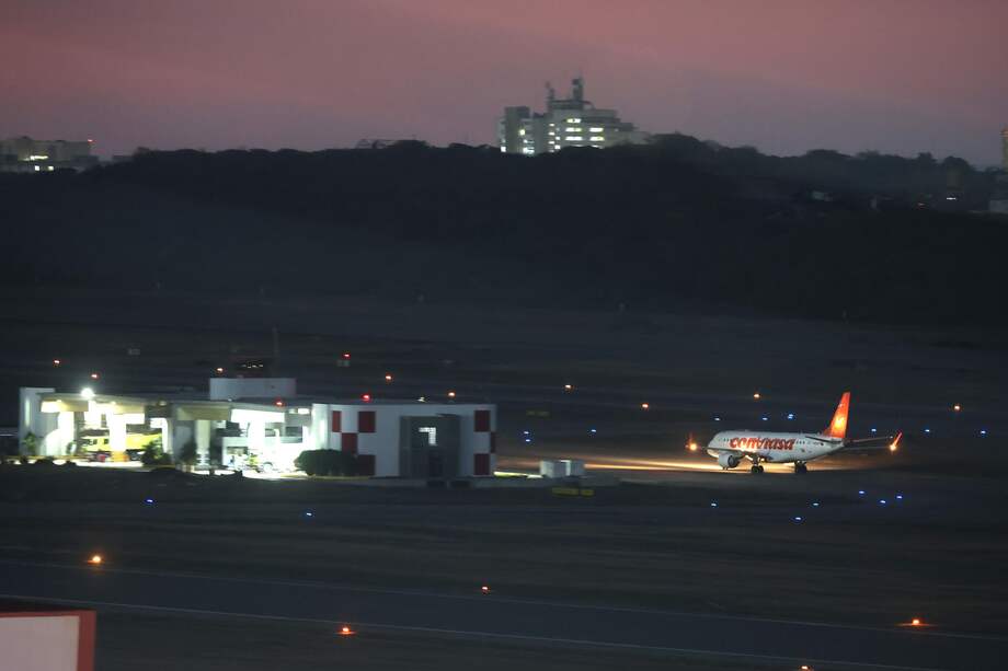 Fotografía que muestra un avión en la pista del aeropuerto internacional Simón Bolívar, en Maiquetía (Venezuela).