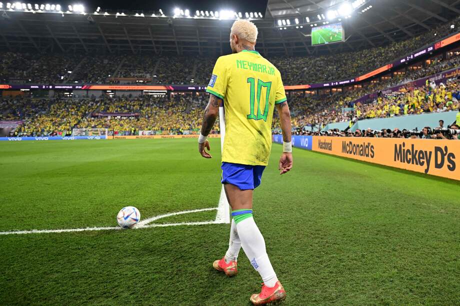 El delantero brasileño Neymar se prepara para lanzar un tiro de esquina durante el partido de fútbol de octavos de final de la Copa Mundial de Qatar 2022 entre Brasil y Corea del Sur.