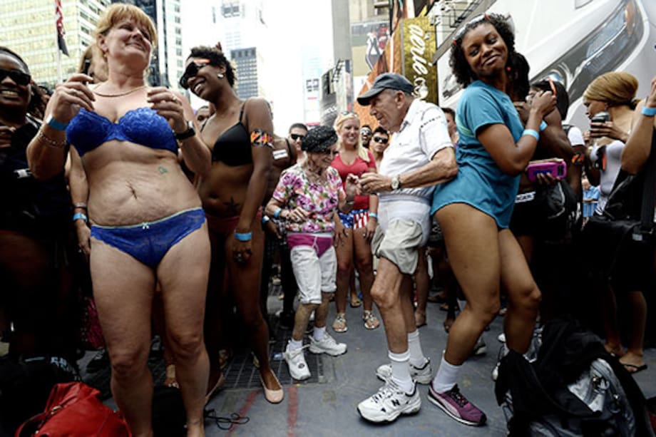 Cientos de personas se desnudan en Times Square en el día de la ropa interior