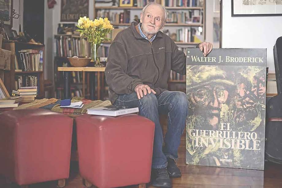 Walter Joe Broderick tiene 91 años de edad. Aquí en su apartamento, en el centro de Bogotá, con un cartel promocional de “El guerrillero invisible”, su libro sobre Manuel Pérez, cura fundador del ELN. Avanza en sus memorias de un australiano-irlandés que se volvió colombiano, con esposa, dos hijos y cuatro nietos incluidos.