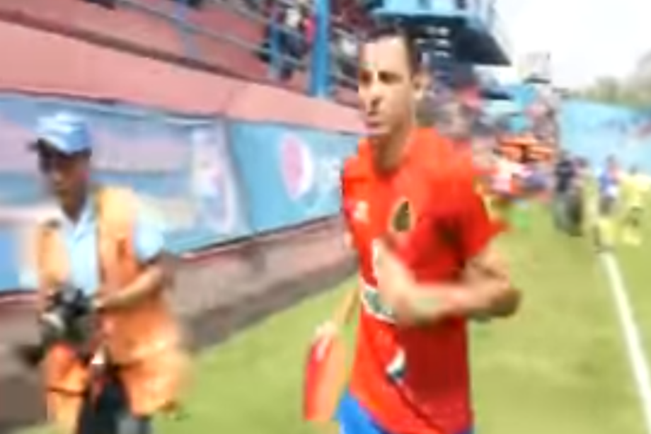 Apenas se enteró de la noticia, el jugador Marco Pablo Pappa abandonó corriendo el estadio. / Captura de pantalla de Youtube