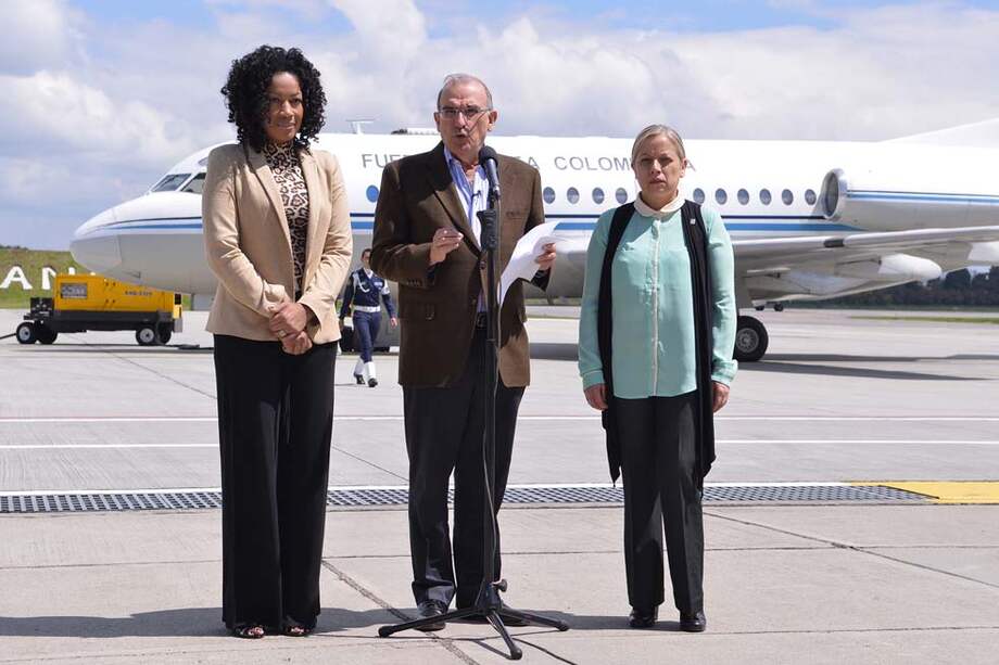 Humberto de la Calle viajó ayer a Cuba en compañía de las nuevas negociadoras del Gobierno: Nigeria Rentería (izq.) y María Paulina Riveros. / Presidencia