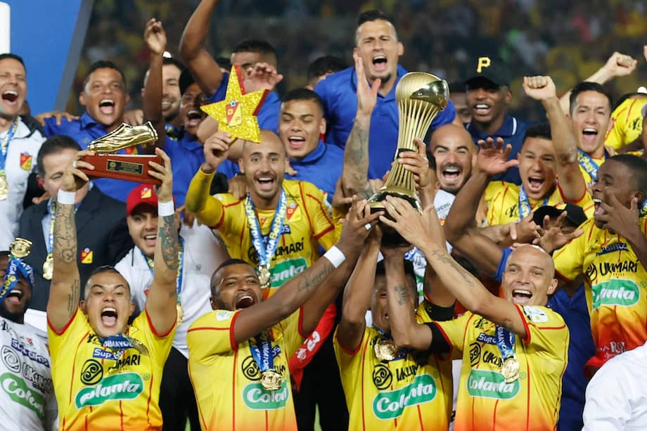 Jugadores del Pereira celebran la victoria ante el Medellín durante el partido por la final del fútbol colombiano.