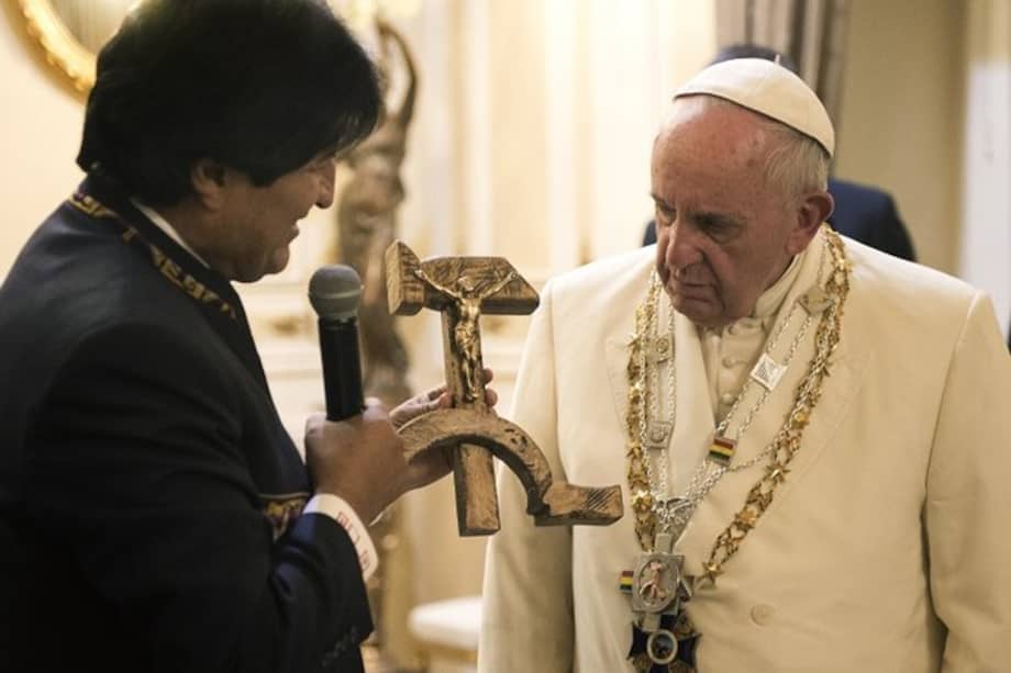 El papa no pudo disimular su desagrado cuando Evo Morales le entregó la escultura. / AFP