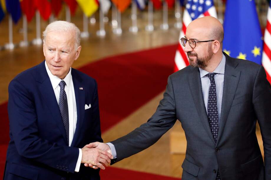 El presidente de los Estados Unidos, Joe Biden, es recibido por el presidente del Consejo Europeo, Charles Michel, al comienzo de la Cumbre del Consejo Europeo en Bruselas, Bélgica, el 24 de marzo de 2022.