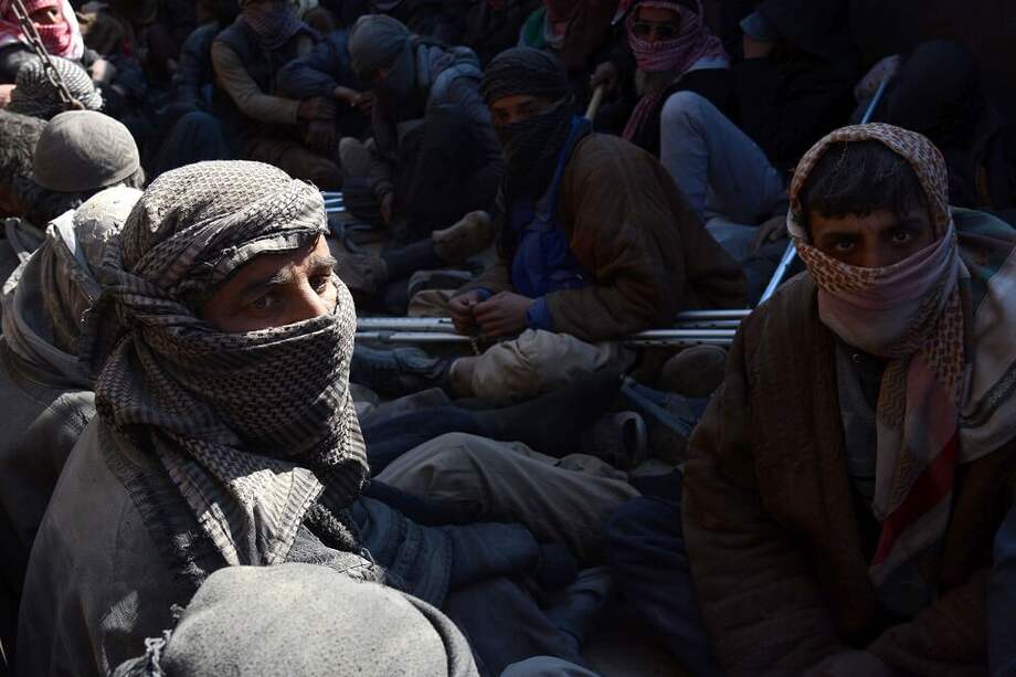 Hombres abandonan la ciudad de Al Baguz en un camión. Al menos 30 camiones con civiles salieron hoy de esta localidad Siria, el último reducto del grupo yihadista Estado Islámico. / EFE