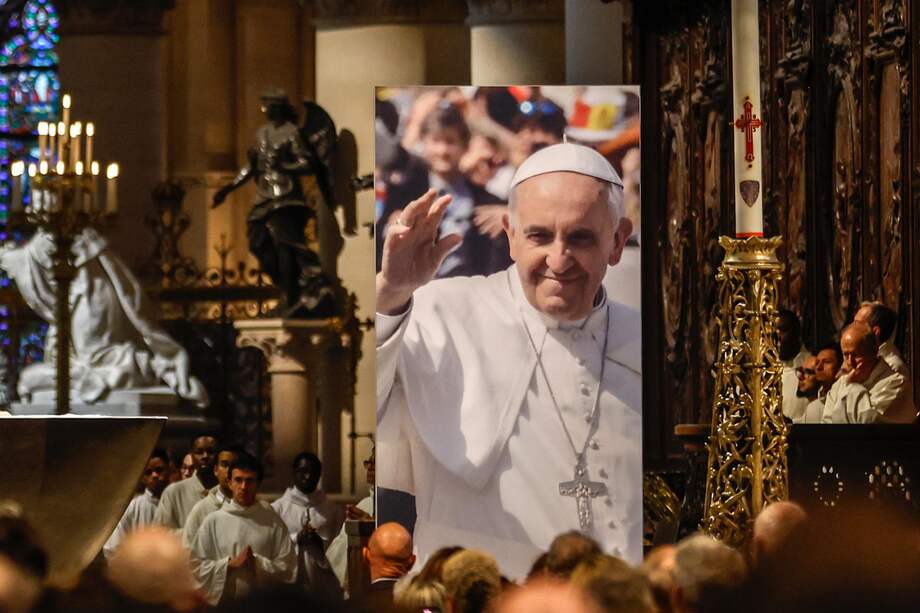 Homenaje al papa Francisco en la catedral de Notre-Dame en Francia.