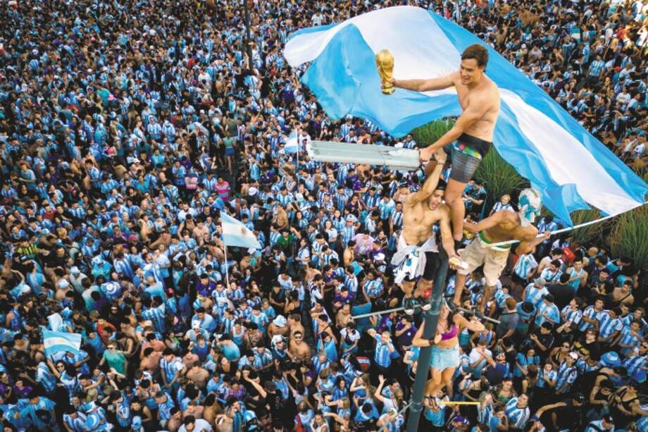 La fiesta del fútbol no para en las calles de Argentina luego de la victoria en la final de la Copa del Mundo. / AFP