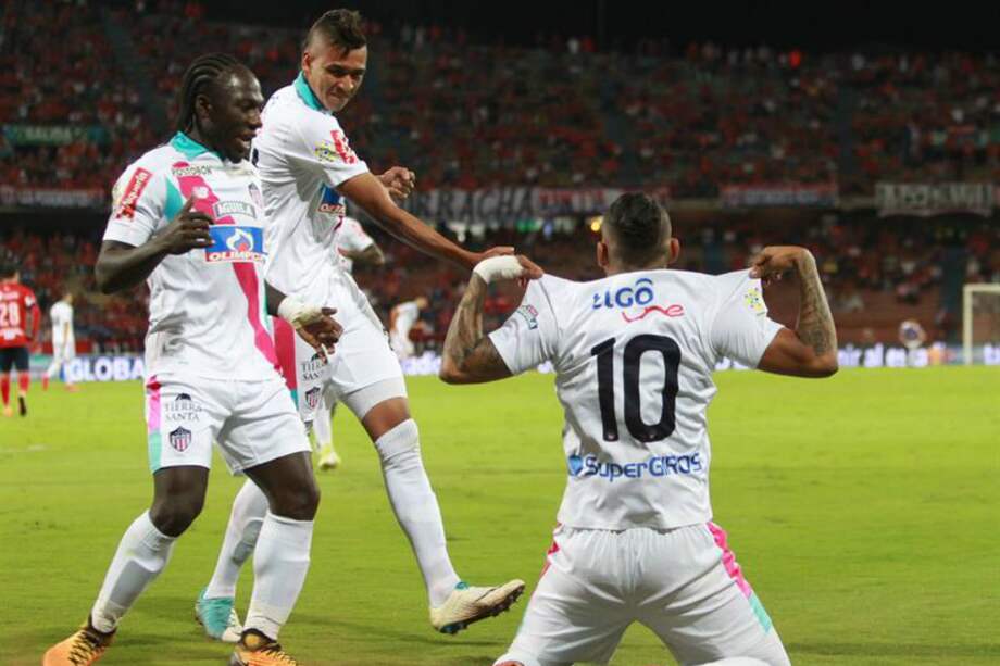 Júnior de Barranquilla afrontará el partido contra Santa Fe tras empatar ante Medellín en el partido de ida de la final de la Copa Águila. / EFE