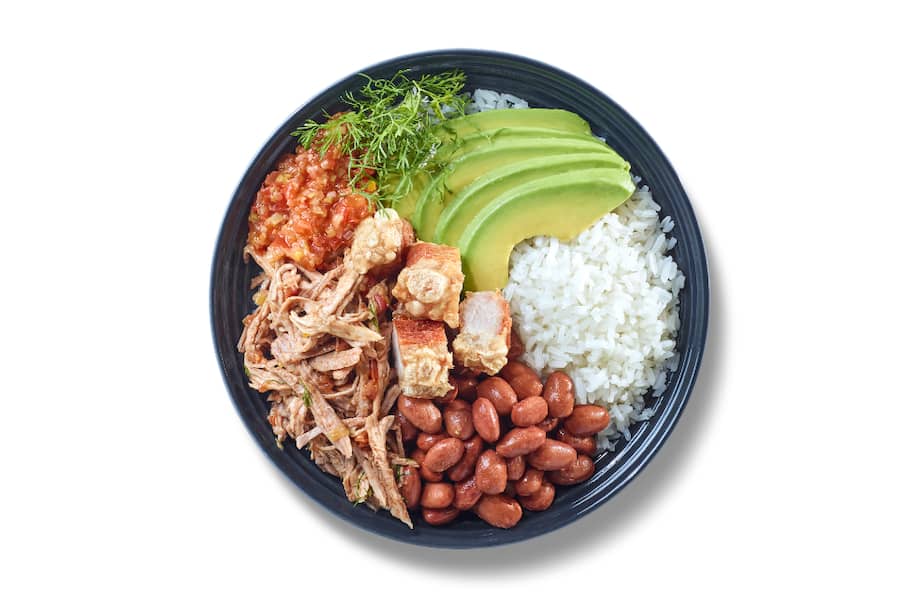 Bowl de brazo de cerdo desmechado y chicharrón.