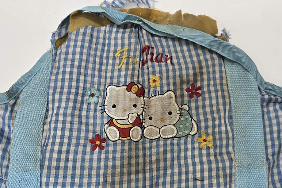 Fotografía que muestra los elementos encontrados en uno de los globos enviados por Corea del Norte a sus vecinos del sur.