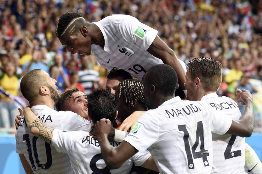 Los franceses, liderados por Karim Benzema (izquierda), celebran uno de los cinco goles que le hicieron a Suiza. / AFP