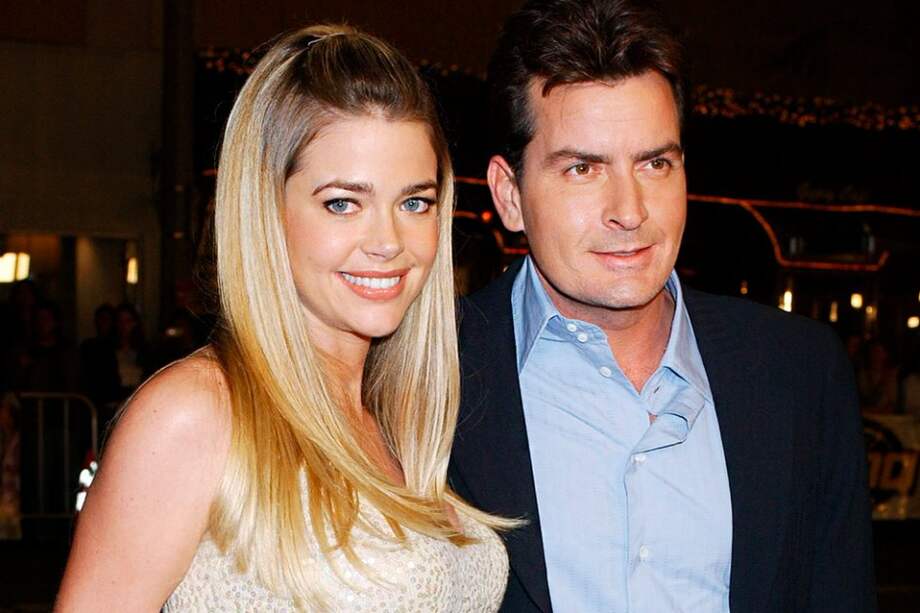 Denise Richards y Charlie Sheen en 2004.