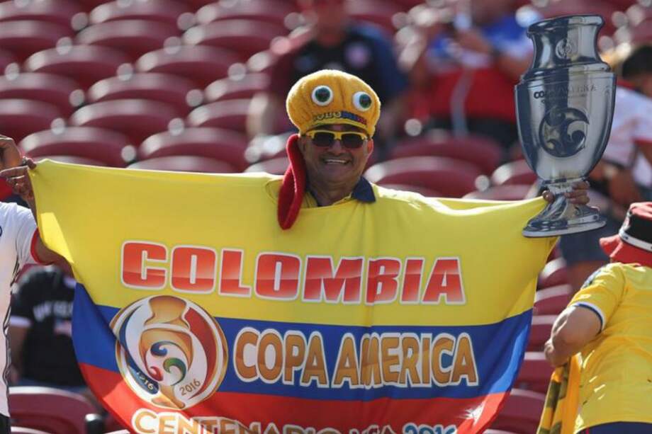 Un aficionado colombiano posa antes del juego Colombia y EE.UU. / EFE