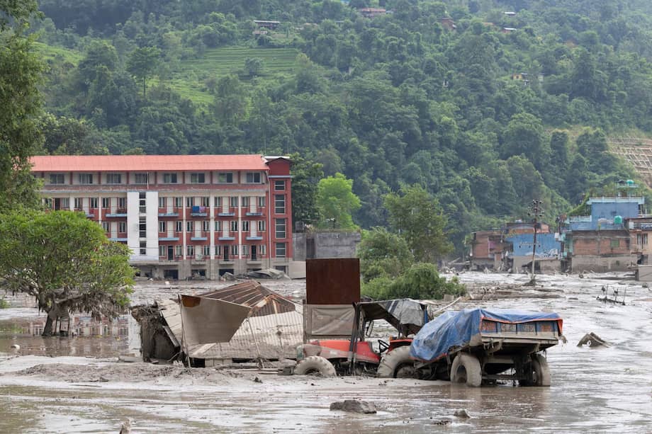 Las aguas de una inundación arrasan Trishuli Bazar tras una crecida repentina, en el distrito de Nuwakot, Nepal, el 26 de agosto de 2026.