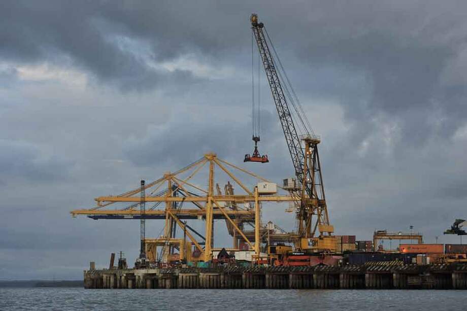El puerto de Buenaventura moviliza cerca del 60% de la carga del país. Sin embargo, la ciudad no es “socialmente sostenible”. / Gabriel Aponte