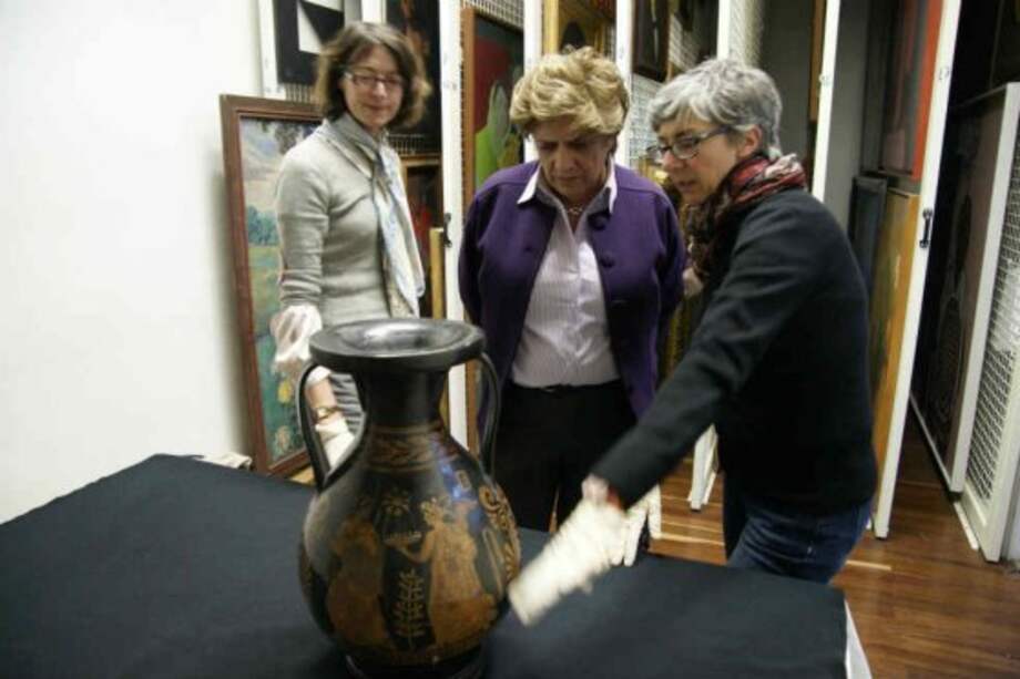 Anne Coulié, María Victoria de Robayo y Alexandra Kardianou en las reservas del Museo Nacional de Colombia. / Felipe Lozano