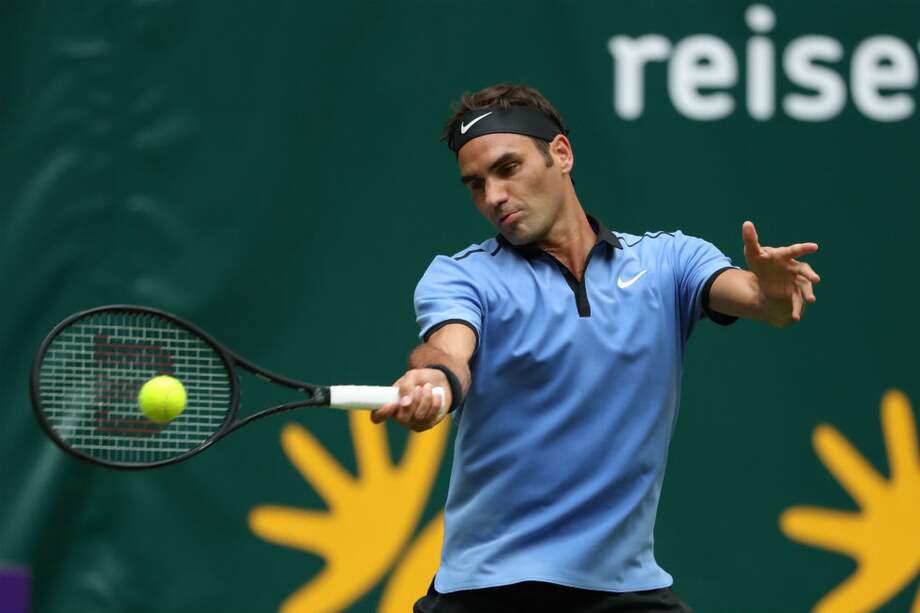 Roger Federer venció al japonés Yuichi Sugita en primera ronda del torneo de Halle. / AFP