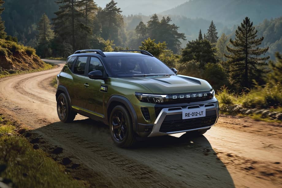 El capó adopta pliegues mucho más marcados, que le dan un aire más fuerte y moderno.