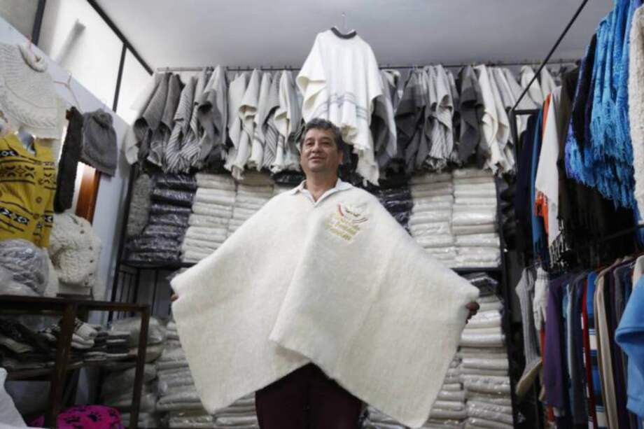 Con la ruana, Carlos Antonio Niño quiere rendir tributo a los campesinos y al agro. / AP