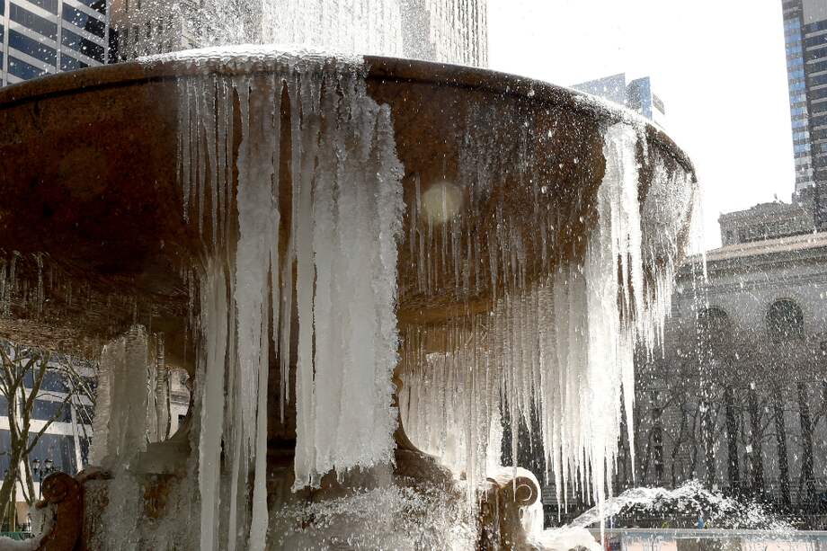 Fuente congelada en un parque de Nueva York. / AFP