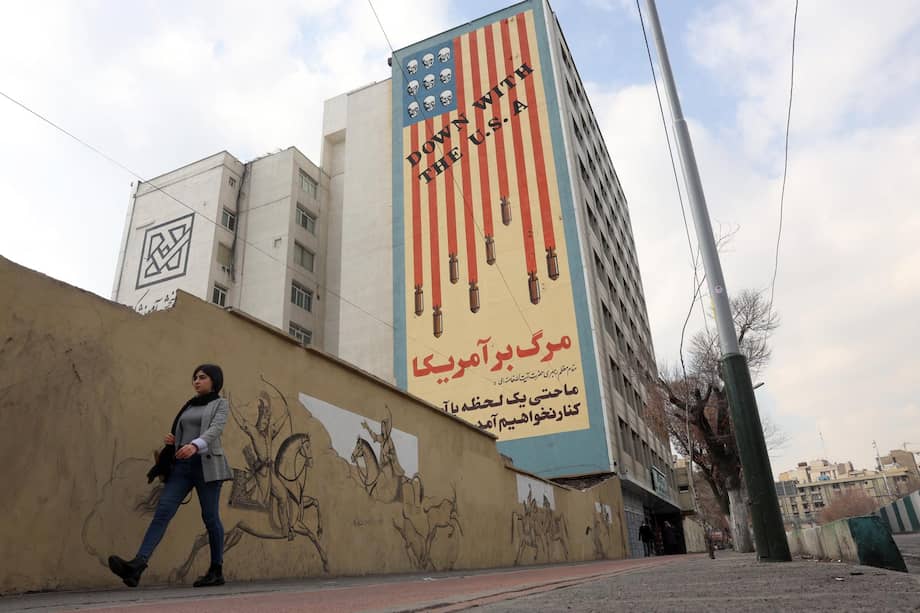 Una mujer iraní camina junto a un mural anti-EE. UU. en Teherán, Irán, el 29 de enero de 2026.
