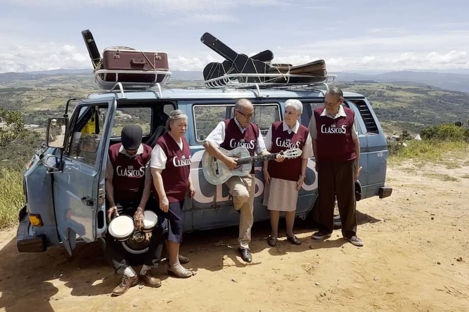 Con sus instrumentos y su talento todos cantaron una canción que habla sobre el olvido.