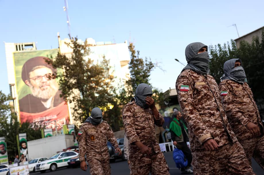 Miembros de las fuerzas paramilitares Basij participan en una manifestación de protesta contra Israel en la Plaza Palestina en Teherán, Irán, el 24 de octubre de 2024.