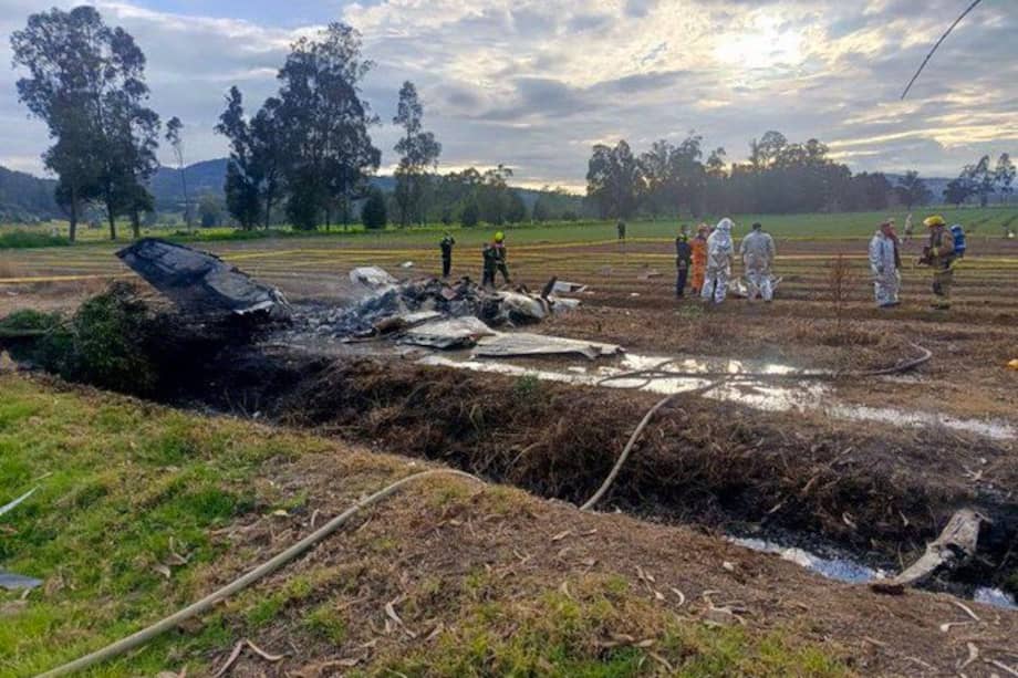 La avioneta cayó en una zona rural del sector Marengo, sobre la vía Paipa-Duitama, y se incendió tras impactar contra el suelo.