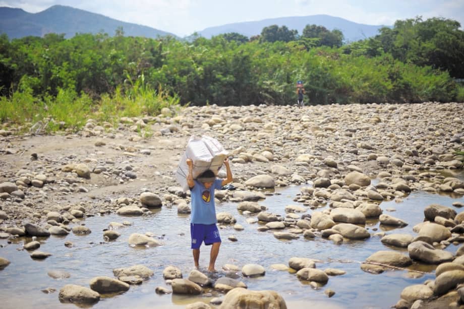 Un venezolano cruza por una de las trochas ilegales para llegar a Norte de Santander. / Cristian Garavito - El Espectador