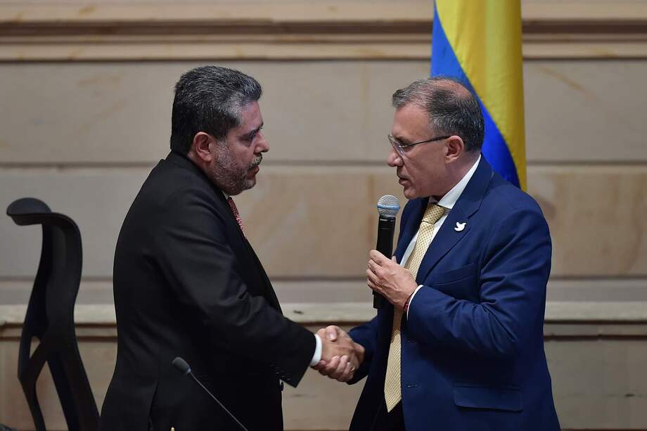 Carlos Hernán Rodríguez, nuevo contralor general, junto al presidente del Senado, Roy Barreras.