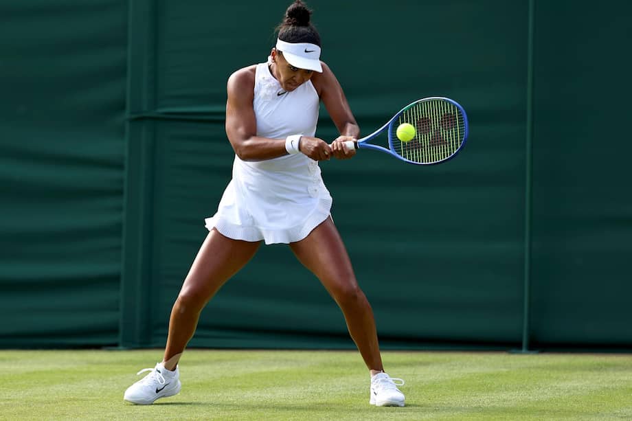 La japonesa Naomi Osaka ejecuta un revés durante su partido de primera ronda del torneo individual femenino contra la francesa Elsa Jacquemot en el Campeonato de Wimbledo. / EFE/EPA/Neil Hall