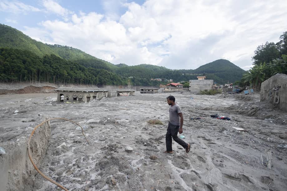 Un hombre camina junto a los edificios y las comunidades afectadas por una riada glaciar cerca de la frontera entre Nepal y China, que se cobró la vida de cientos de personas, en Trishuli Bazar, Nuwakot (Nepal), el 31 de agosto de 2026.(Inundaciones) EFE/EPA/SURYAMS UPRETI AUSTRALIA AND NEW ZEALAND OUT