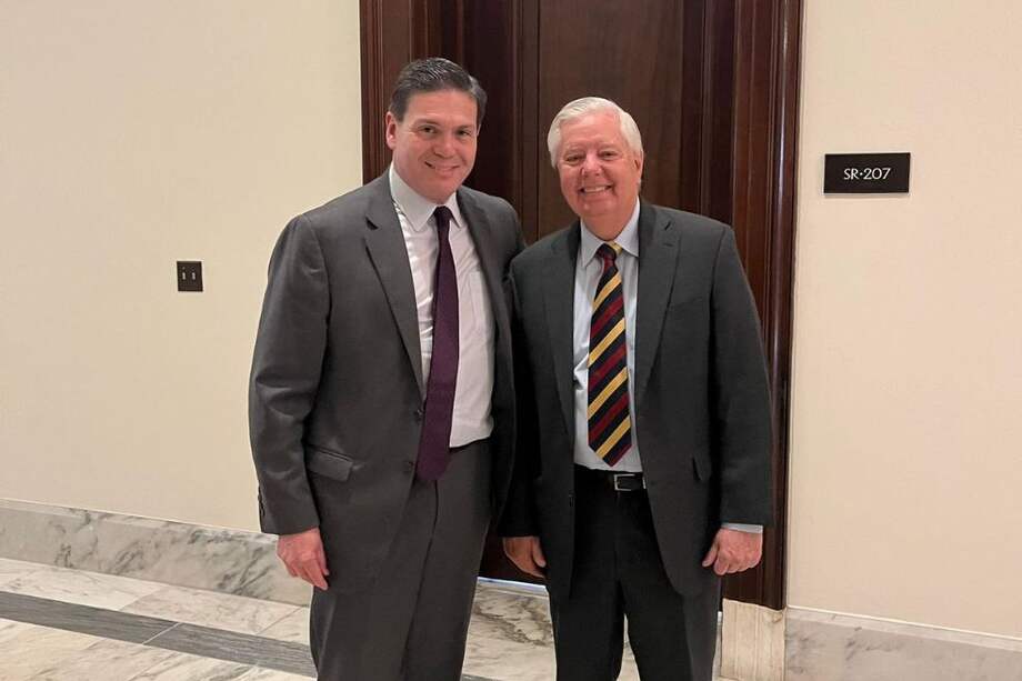 El precandidato Juan Carlos Pinzón y el senador republicano Lindsey Graham, quien fue el primero en hablar de nuevas sanciones para Colombia en medio de choque Petro - Trump.